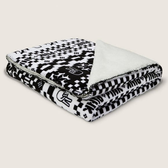 NWT VS "PINK"  BLANKET - Picture 5 of 8